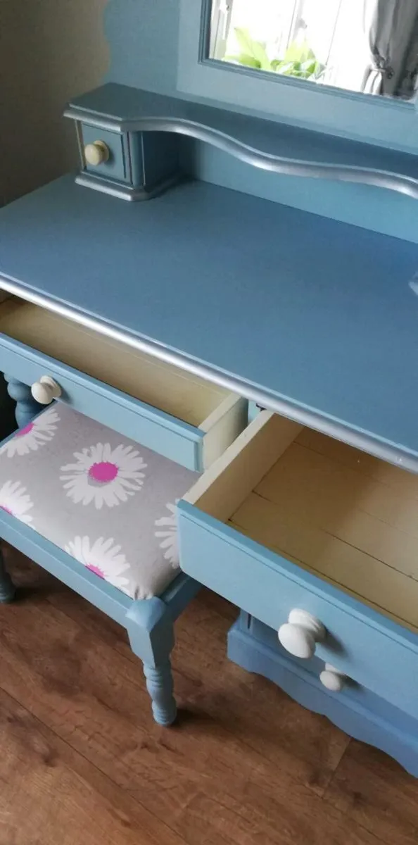 Ladies Dressing table with matching stool & mirror - Image 4