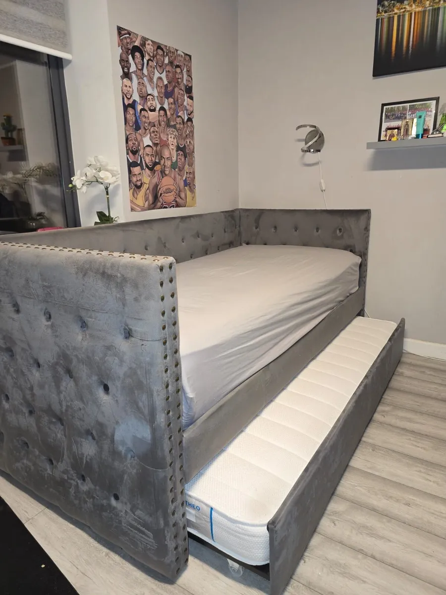Single bed - Image 1