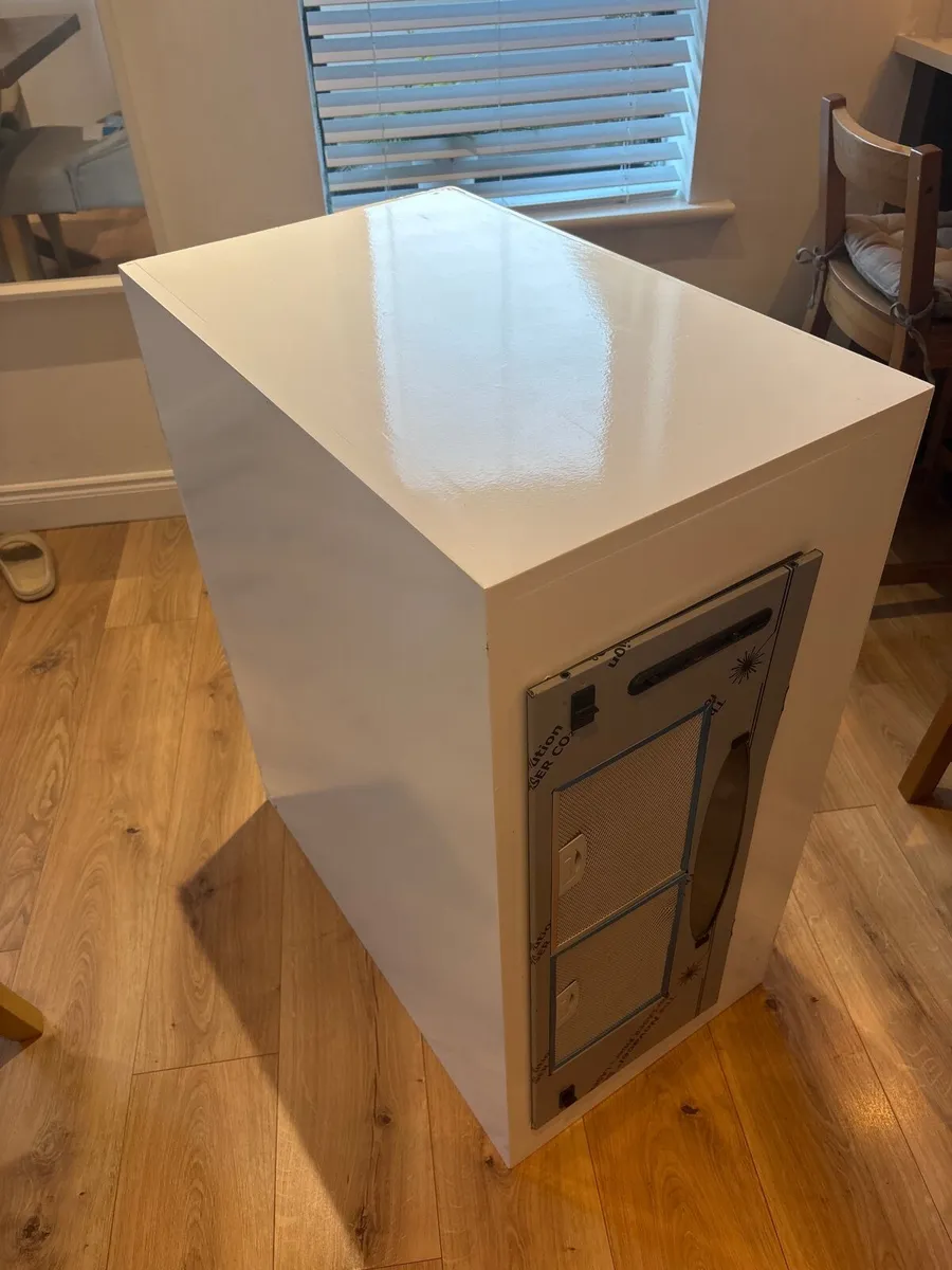 High gloss bespoke kitchen hob extractor - Image 2