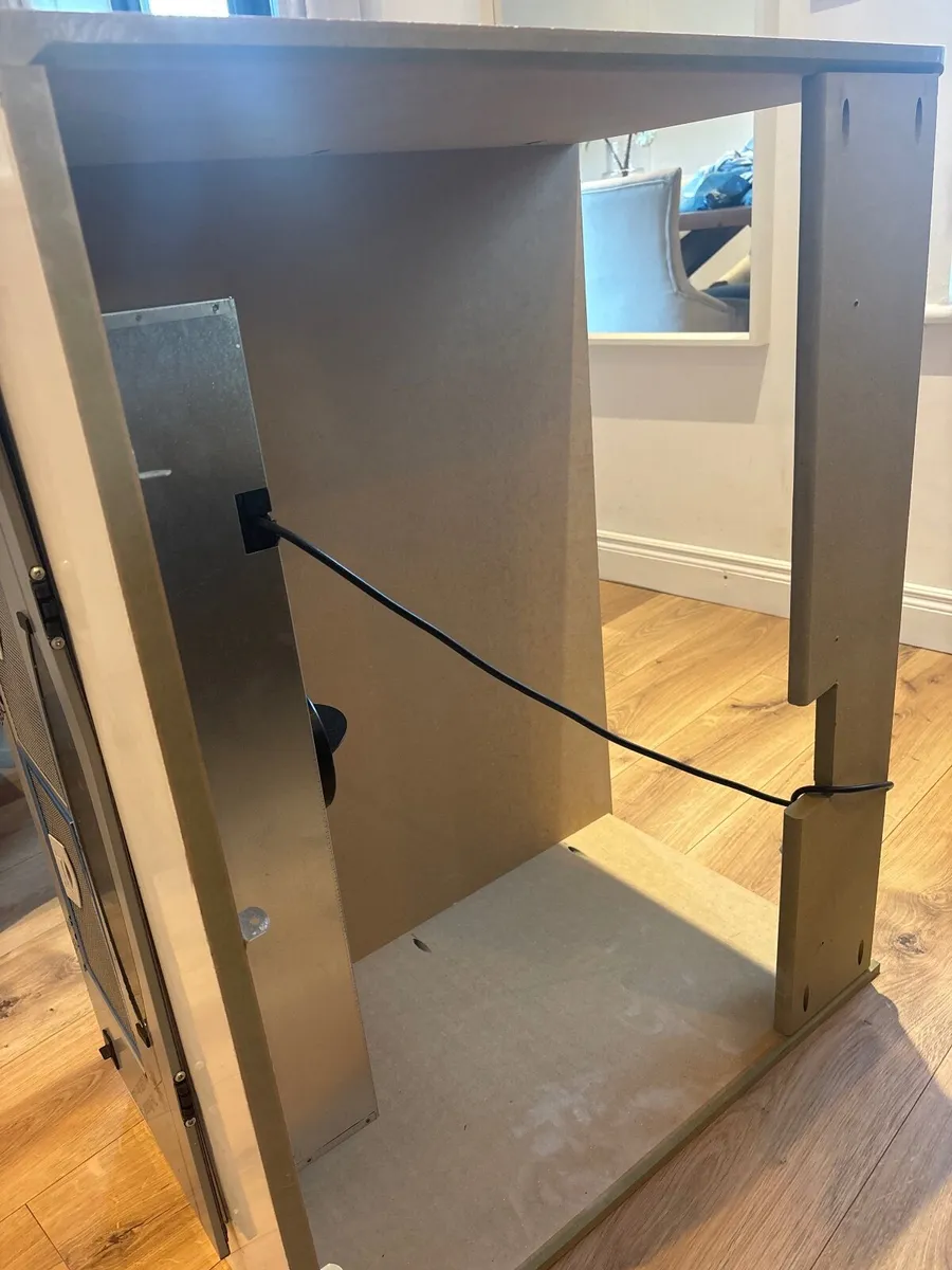 High gloss bespoke kitchen hob extractor - Image 3