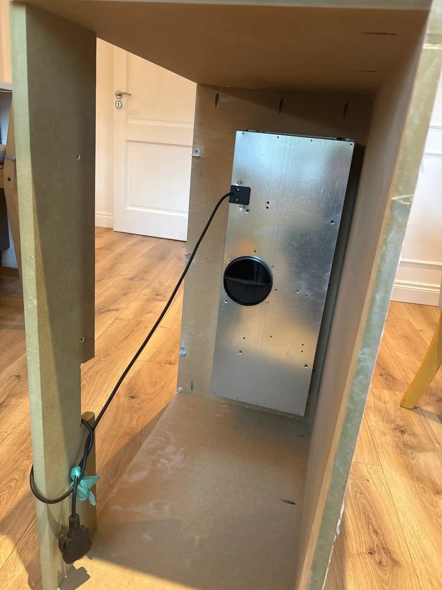 High gloss bespoke kitchen hob extractor - Image 4