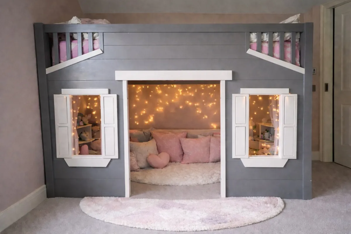 Playhouse Bunk Bed & Cozy Nook. Includes mattress - Image 1