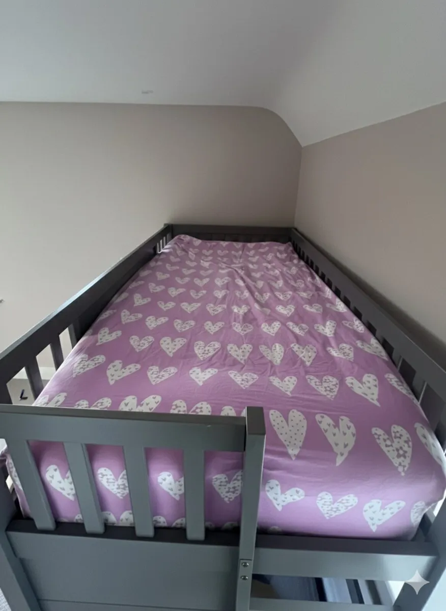 Playhouse Bunk Bed & Cozy Nook. Includes mattress - Image 2