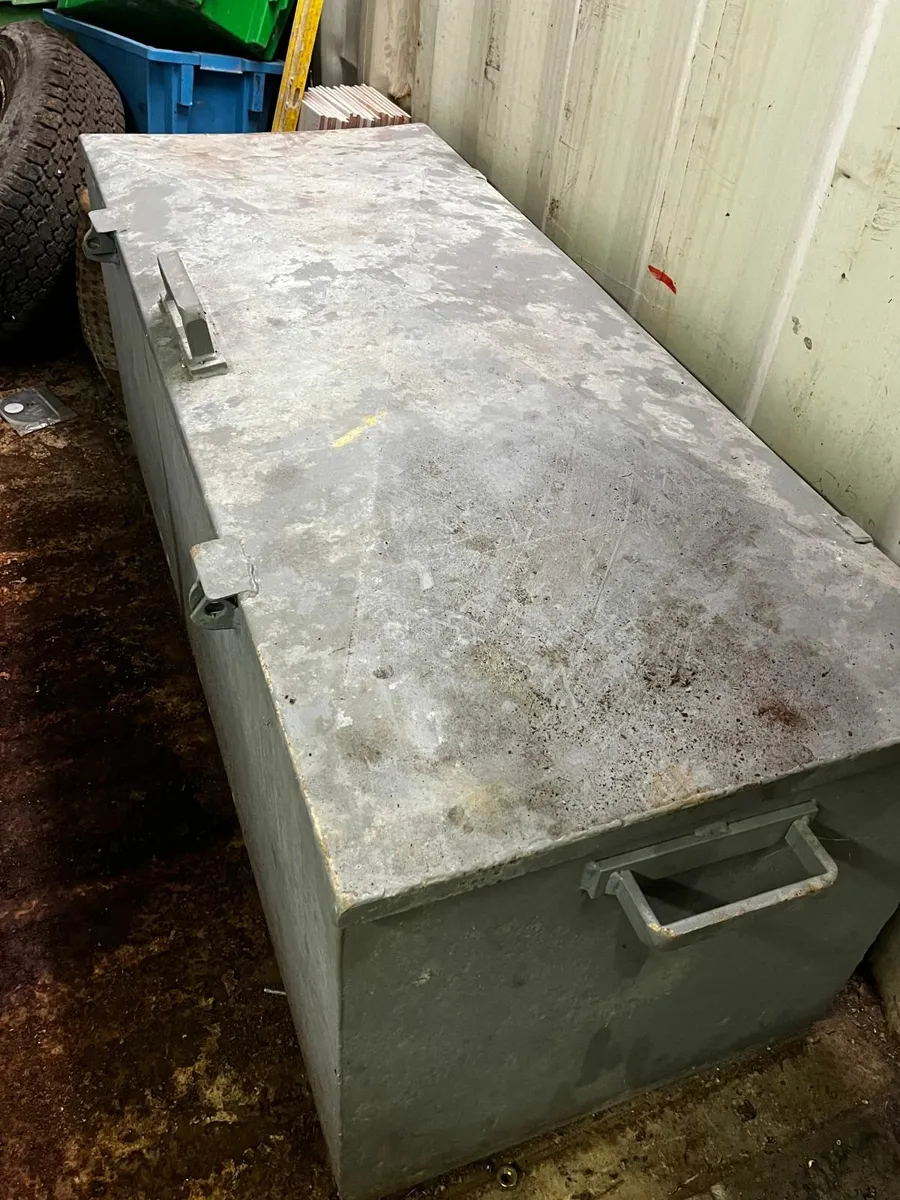 Large toolbox - Image 1