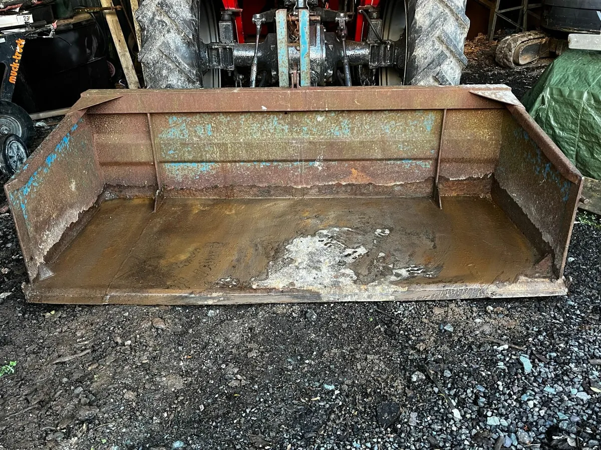 Transport box for tractor