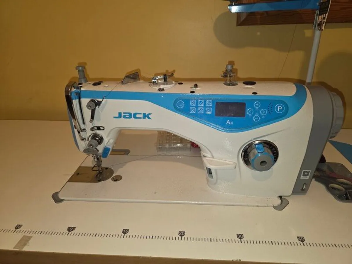industrial sewing Jack A4,overlocker Jack E4s - Image 1