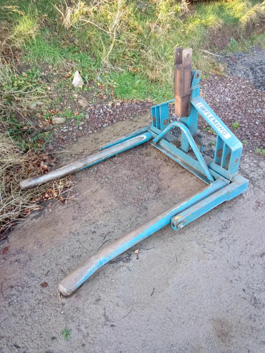 FLEMING HEAVY DUTY BALE LIFTER FOR DALE FINTONA AR - Image 4