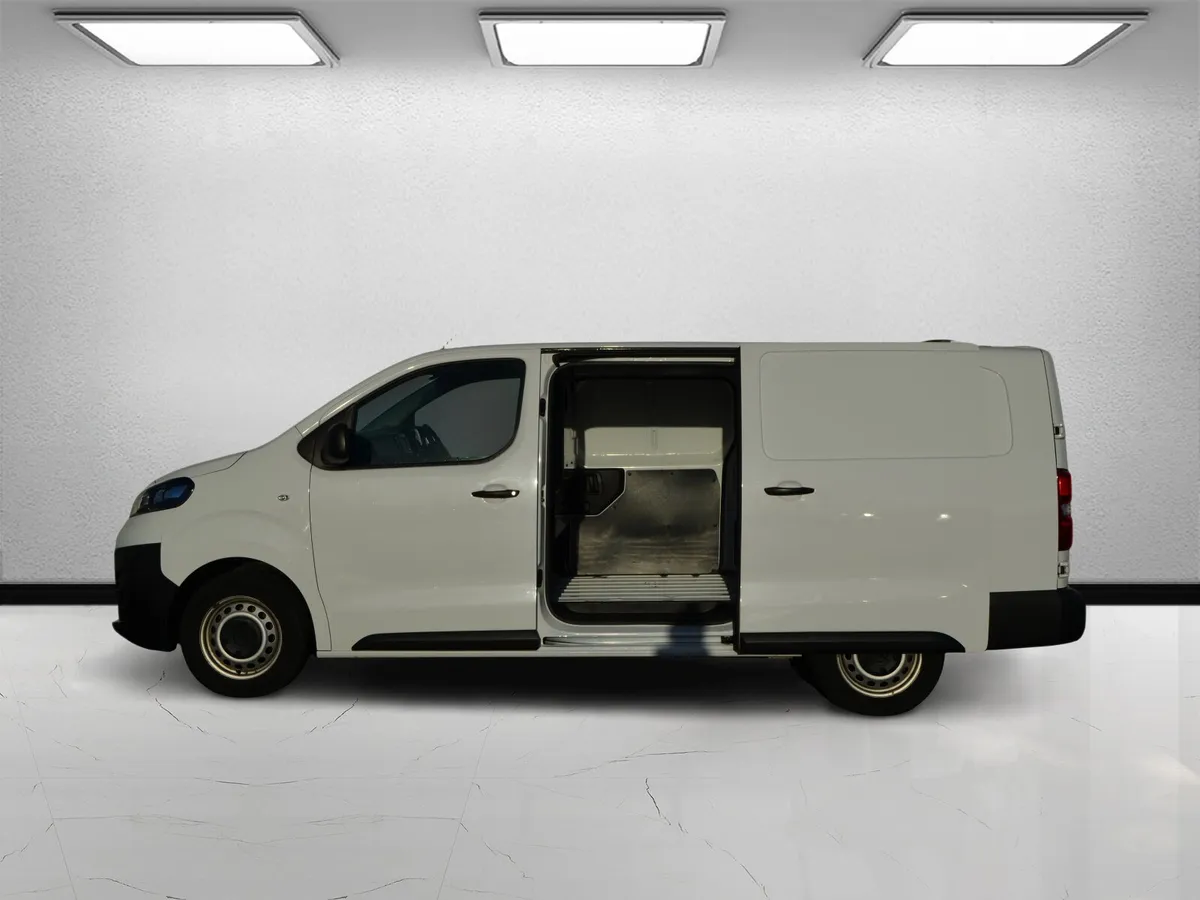Opel Vivaro 2022 L2 low kms - Image 4