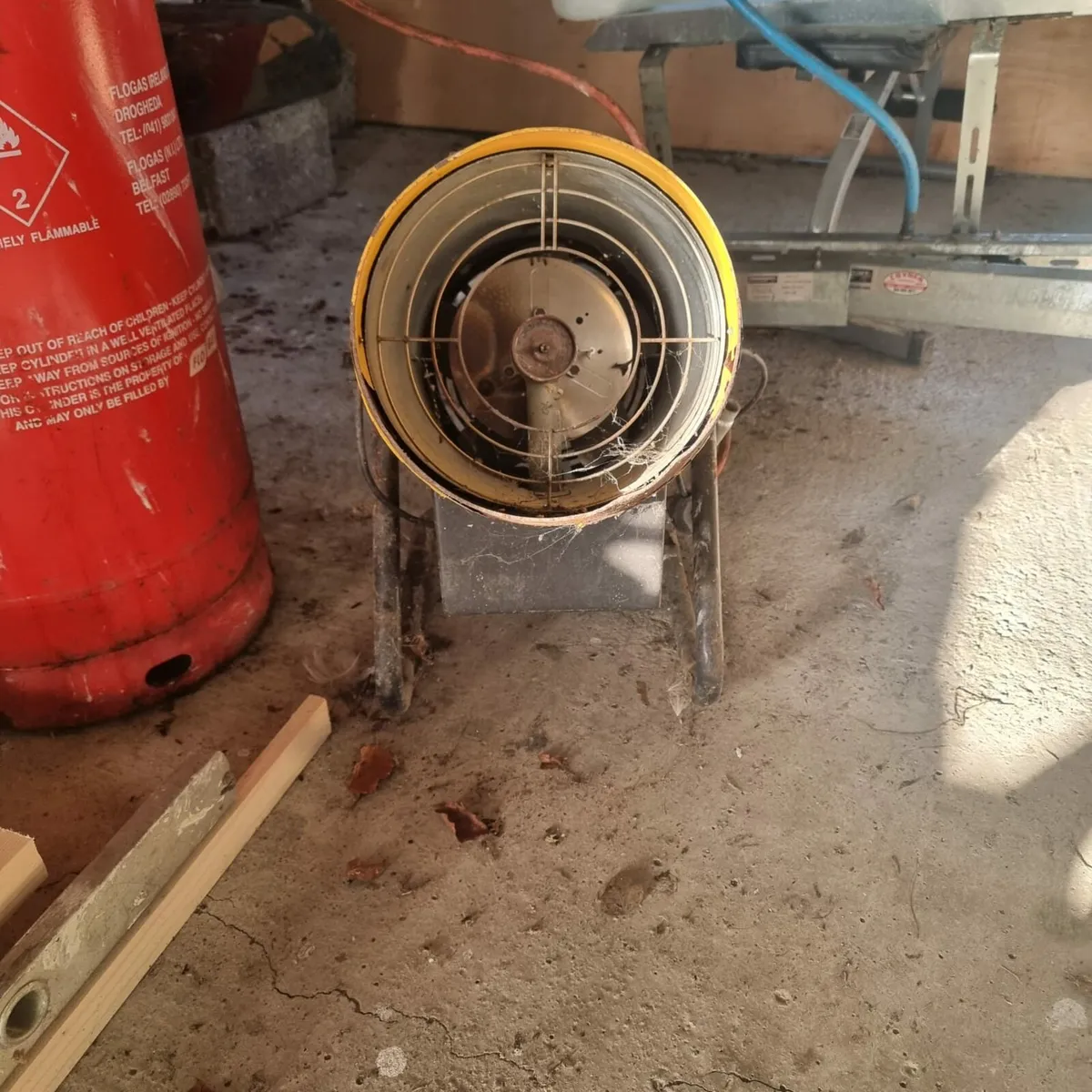 Large propane gas tank and space heater - Image 4