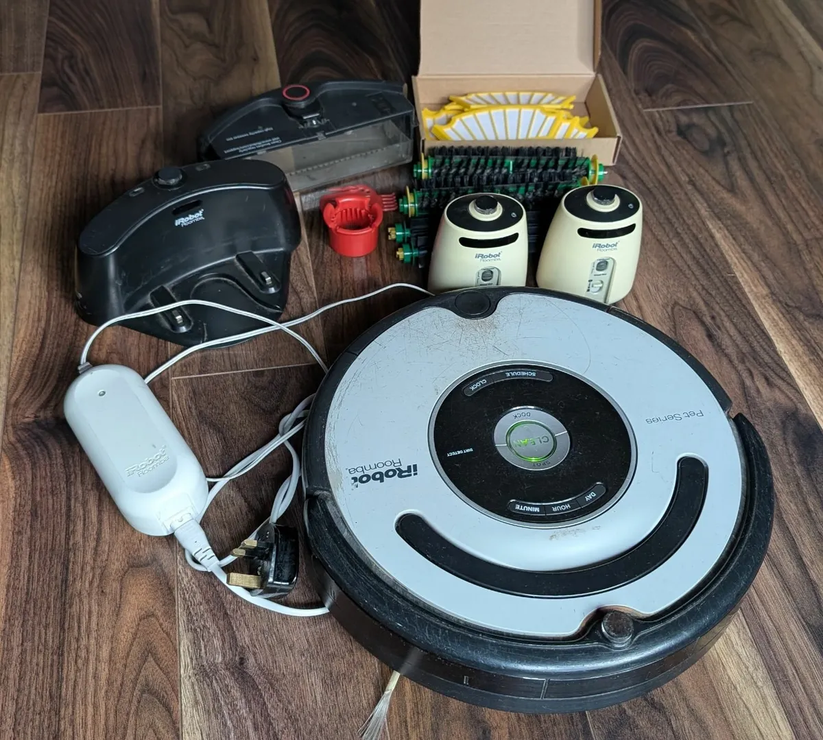 iRobot Roomba Pet Series 562 and accessories