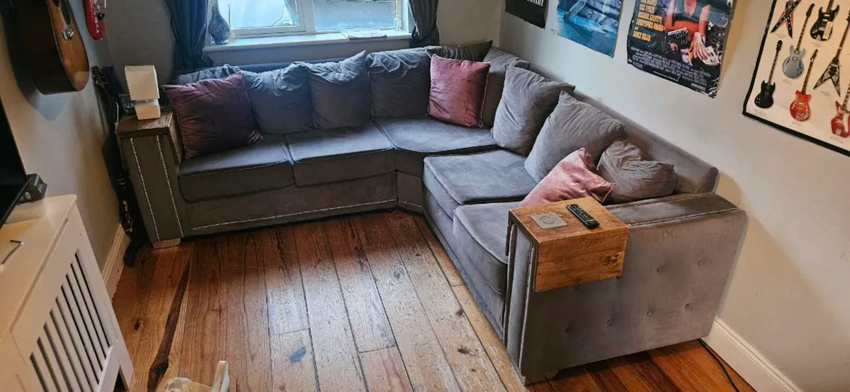 Corner couch - Image 1