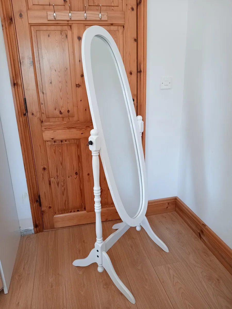 Standing mirror