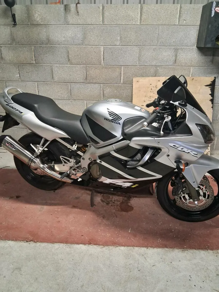 Honda CBR F4i - Image 1