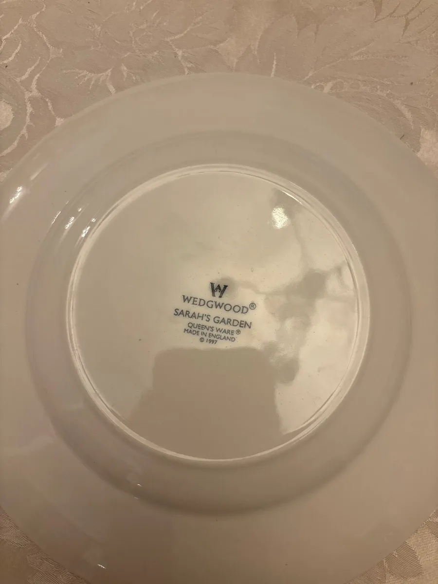 20 Sarah’s garden wedge wood Dinner Plates - Image 3