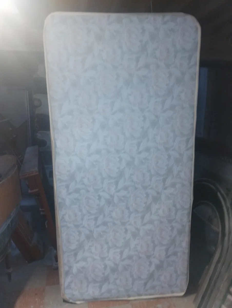 Single bed - Image 1