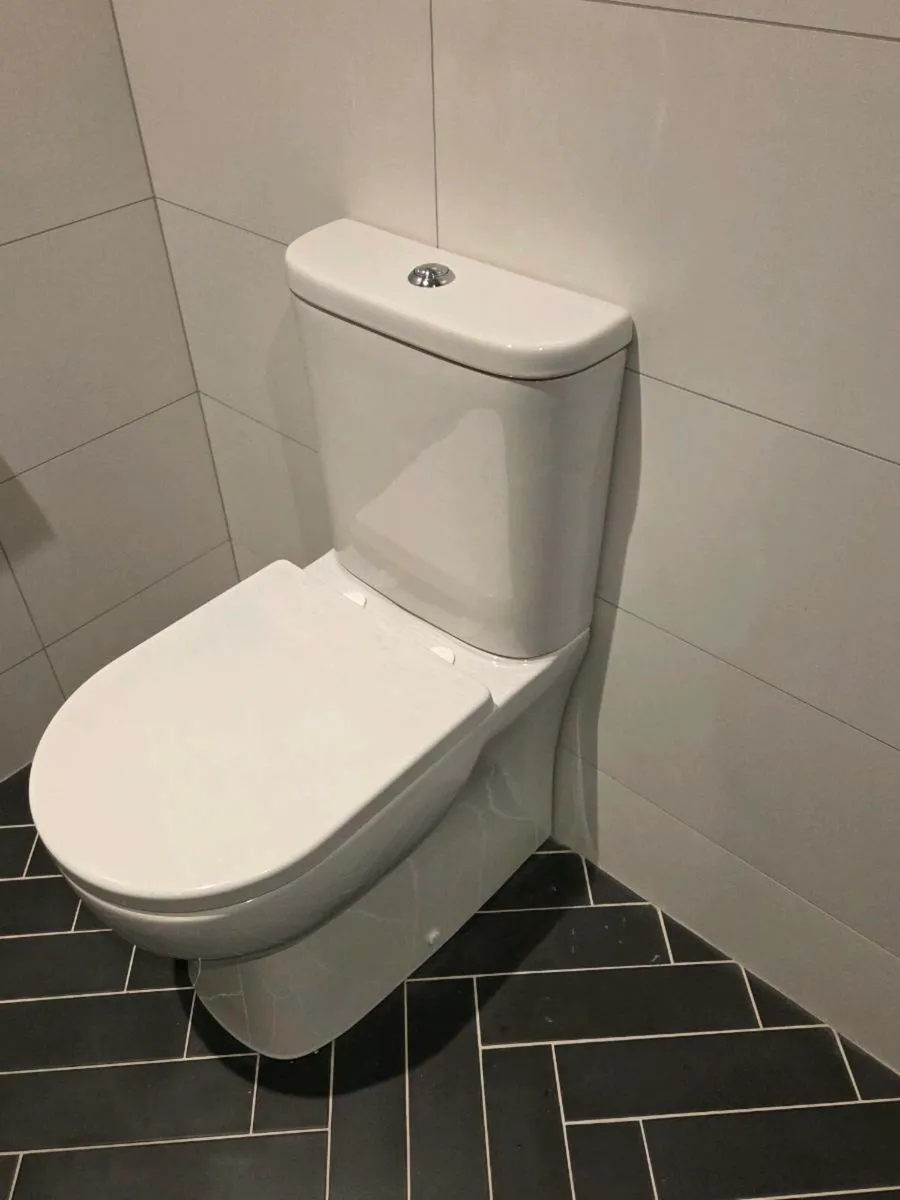 3 x toilets - Image 1