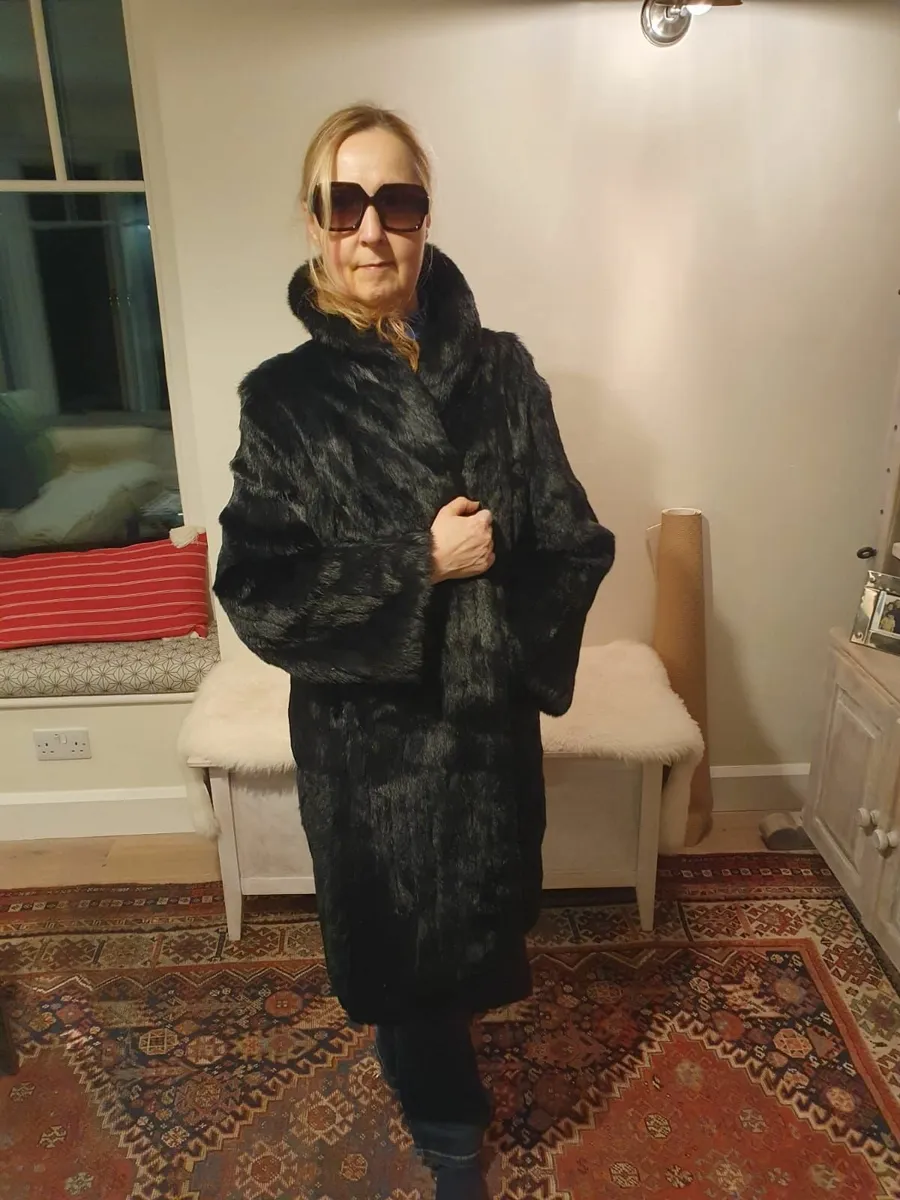 Beautful silky black fur coat size 10-12 c 1955 - Image 4