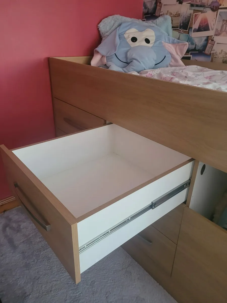 Bunk bed..... No mattress - Image 3