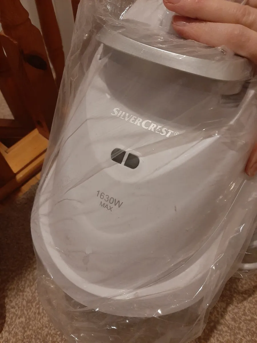 Clothes Steamer - Image 1