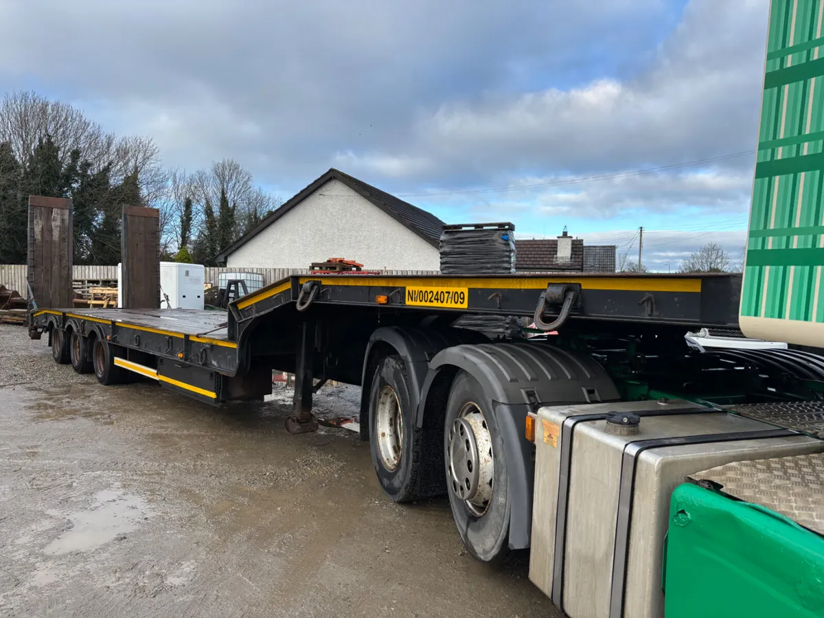 2009 Mac 44 Tonne Tri Axle Low Loader - Image 1