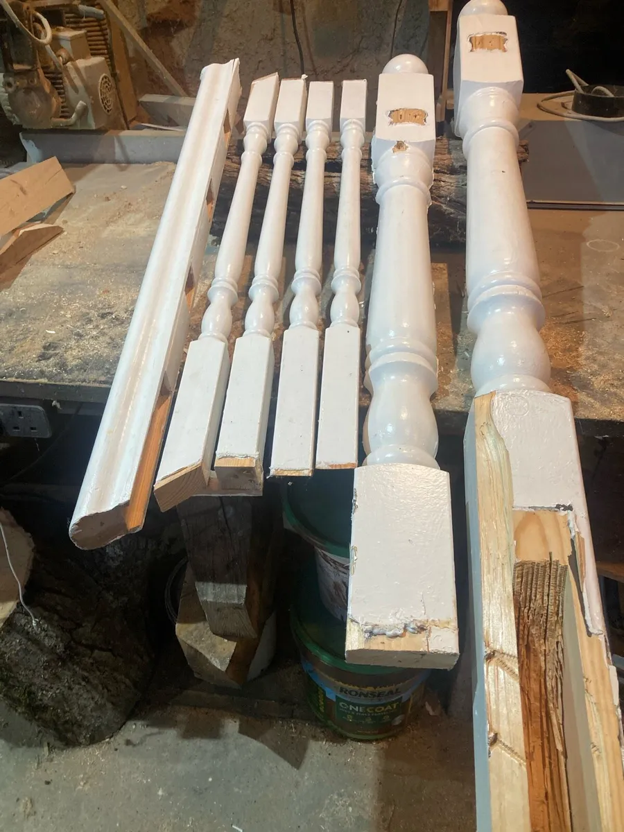 Newel post &spindles - Image 1