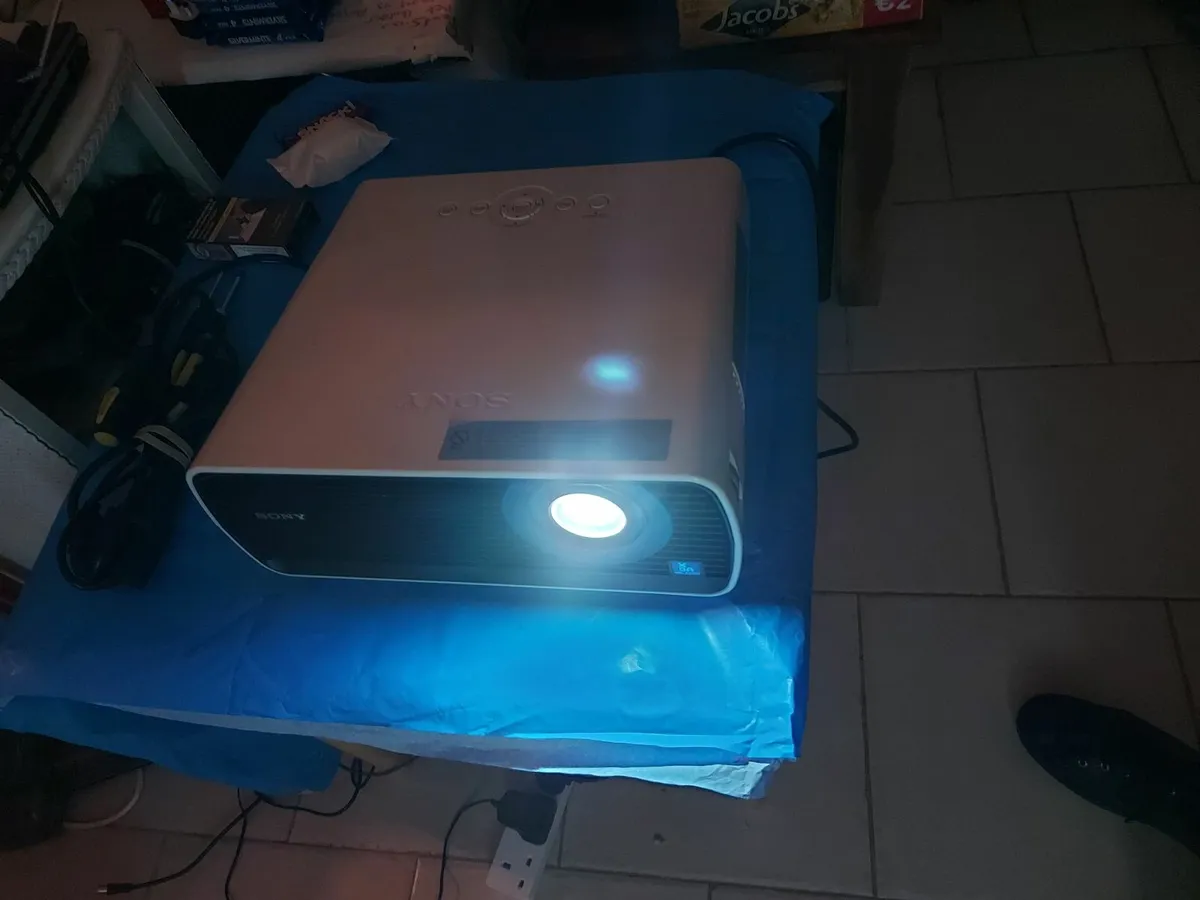 SONY VPL-EX120 Projector in excellent condition - Image 4