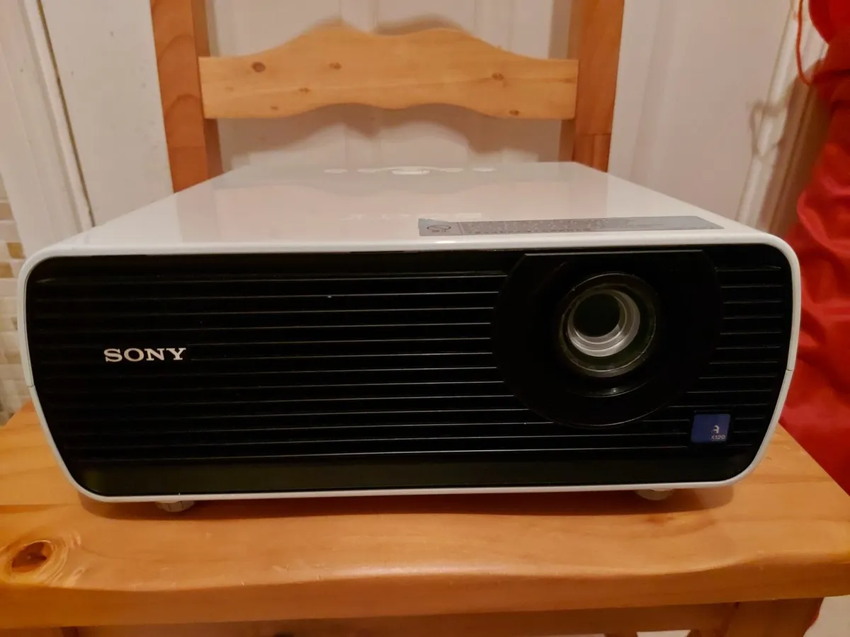 SONY VPL-EX120 Projector in excellent condition - Image 2