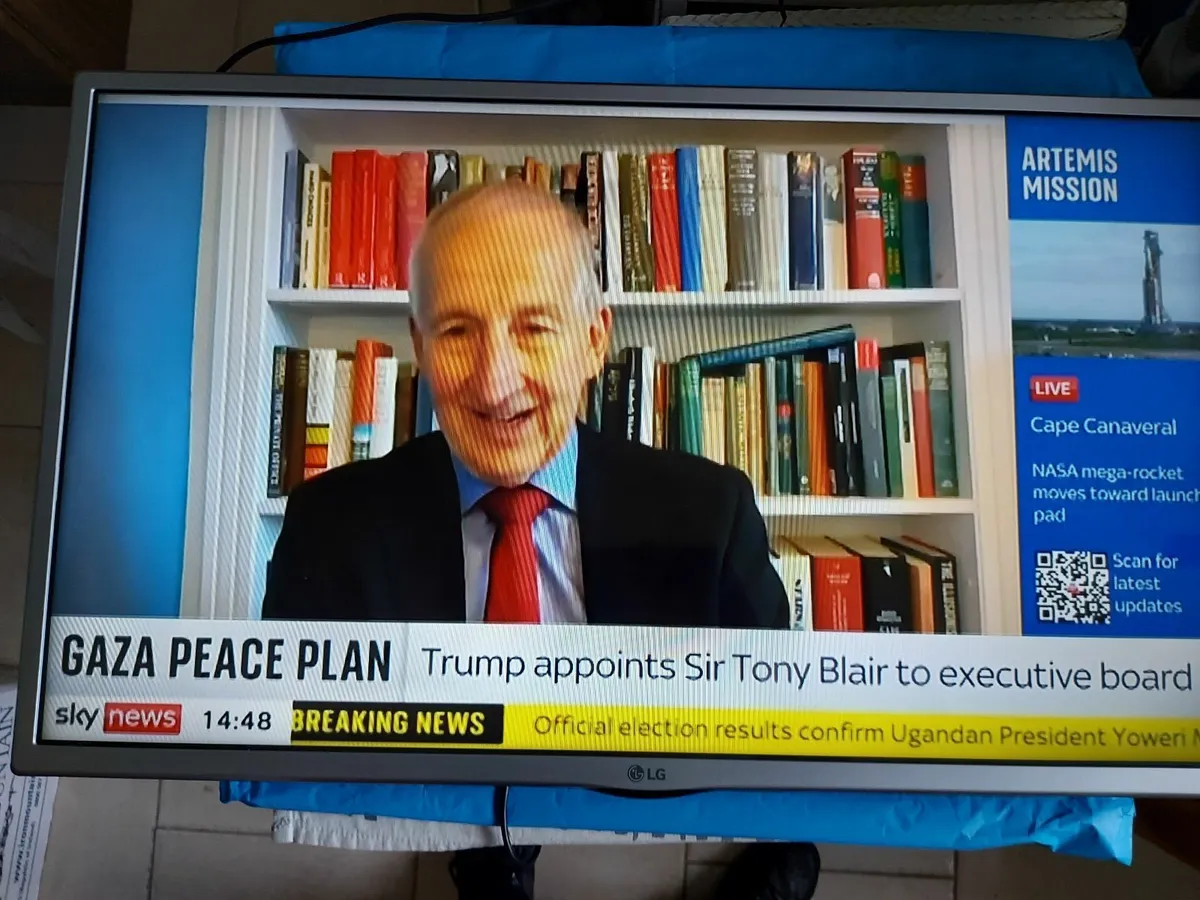 LG 32 inch TV, Model 32LH510B with Remote Control - Image 2