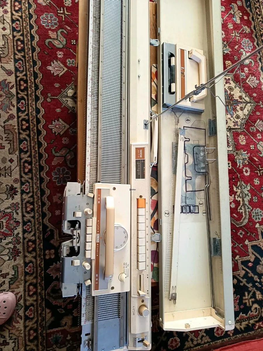 Knitting machine - Image 1