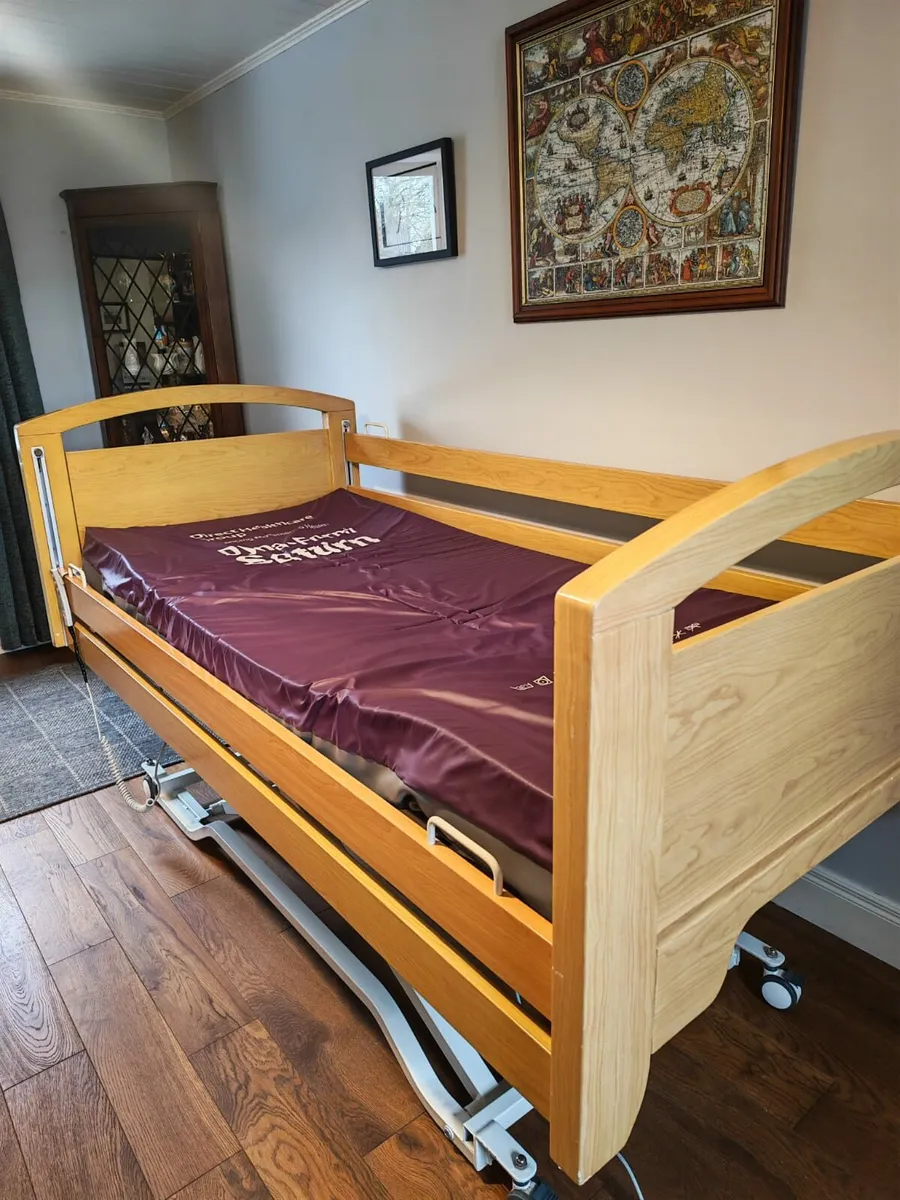 Medical bed - Image 1