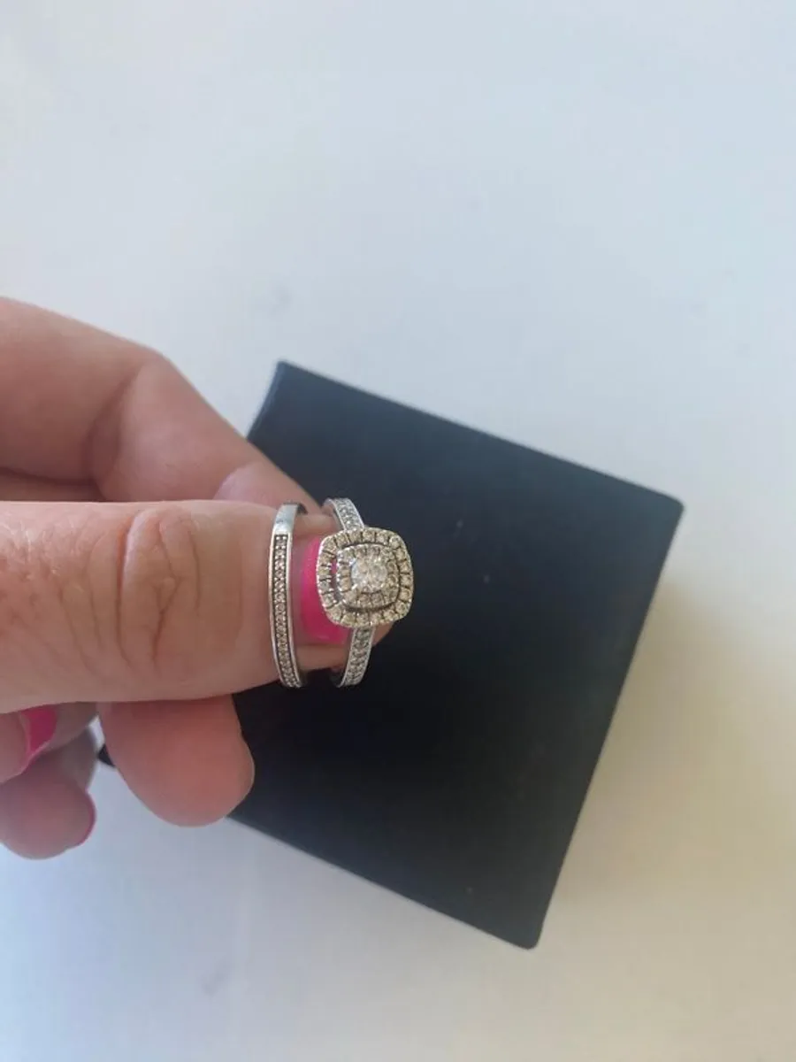 9ct Gold Wedding & Engagement Ring Set in Excellent Condition - Image 2