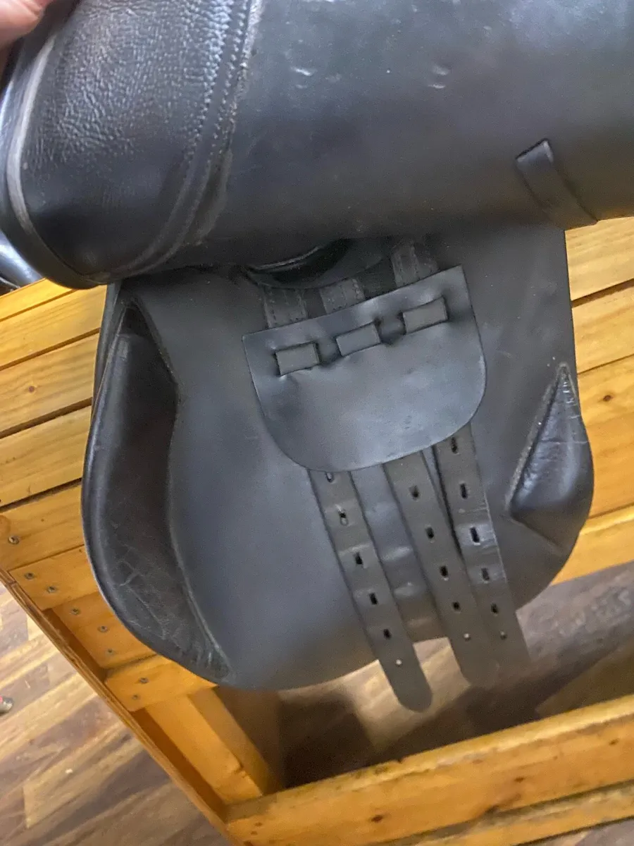 17.5-18” black Leather jump saddle - Image 3