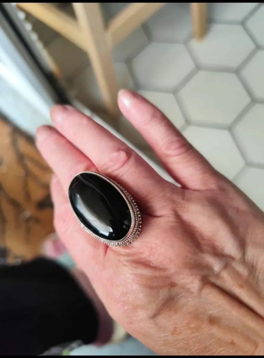 Beautiful Large Onyx Ring - Image 1