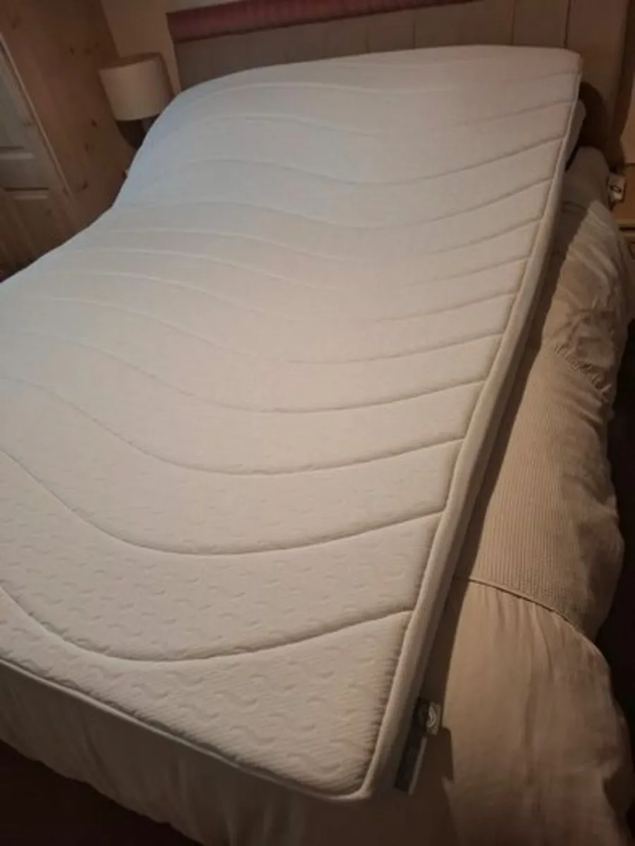 Mattress Topper - Queen-Size Double 4' 6" AS NEW - Image 1