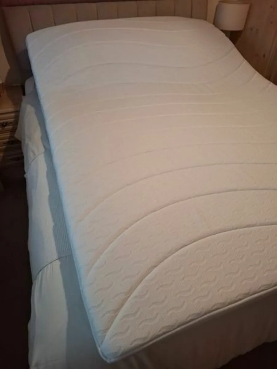 Mattress Topper - Queen-Size Double 4' 6" AS NEW - Image 2
