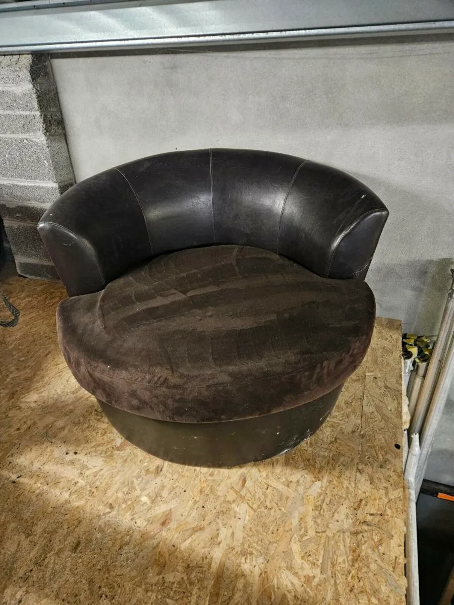 Round 2 seater chair