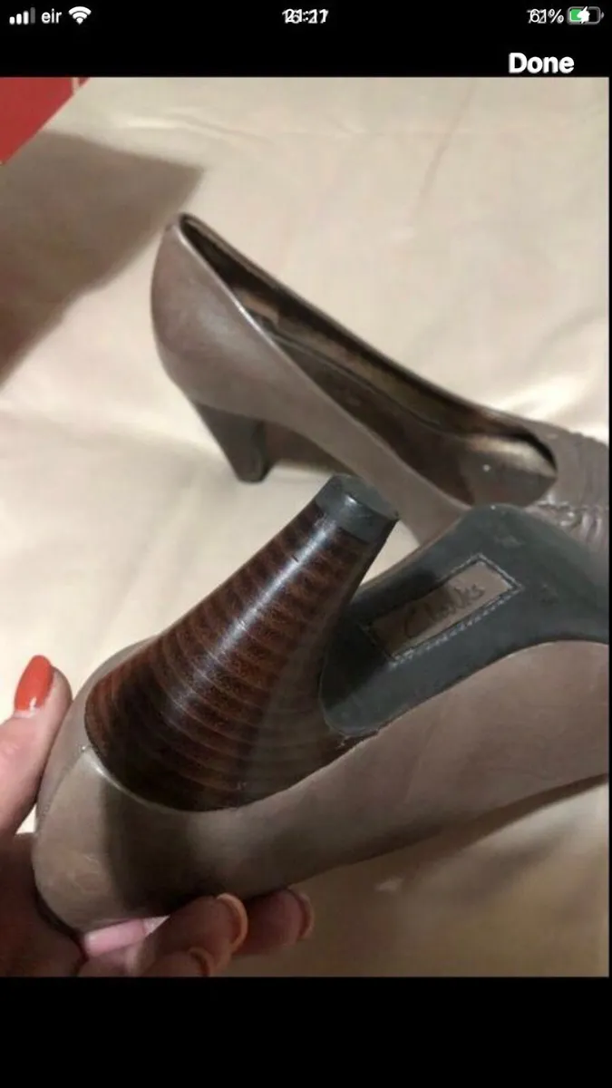 Ladies Clark’s leather shoes size 5.5 €15 - Image 3