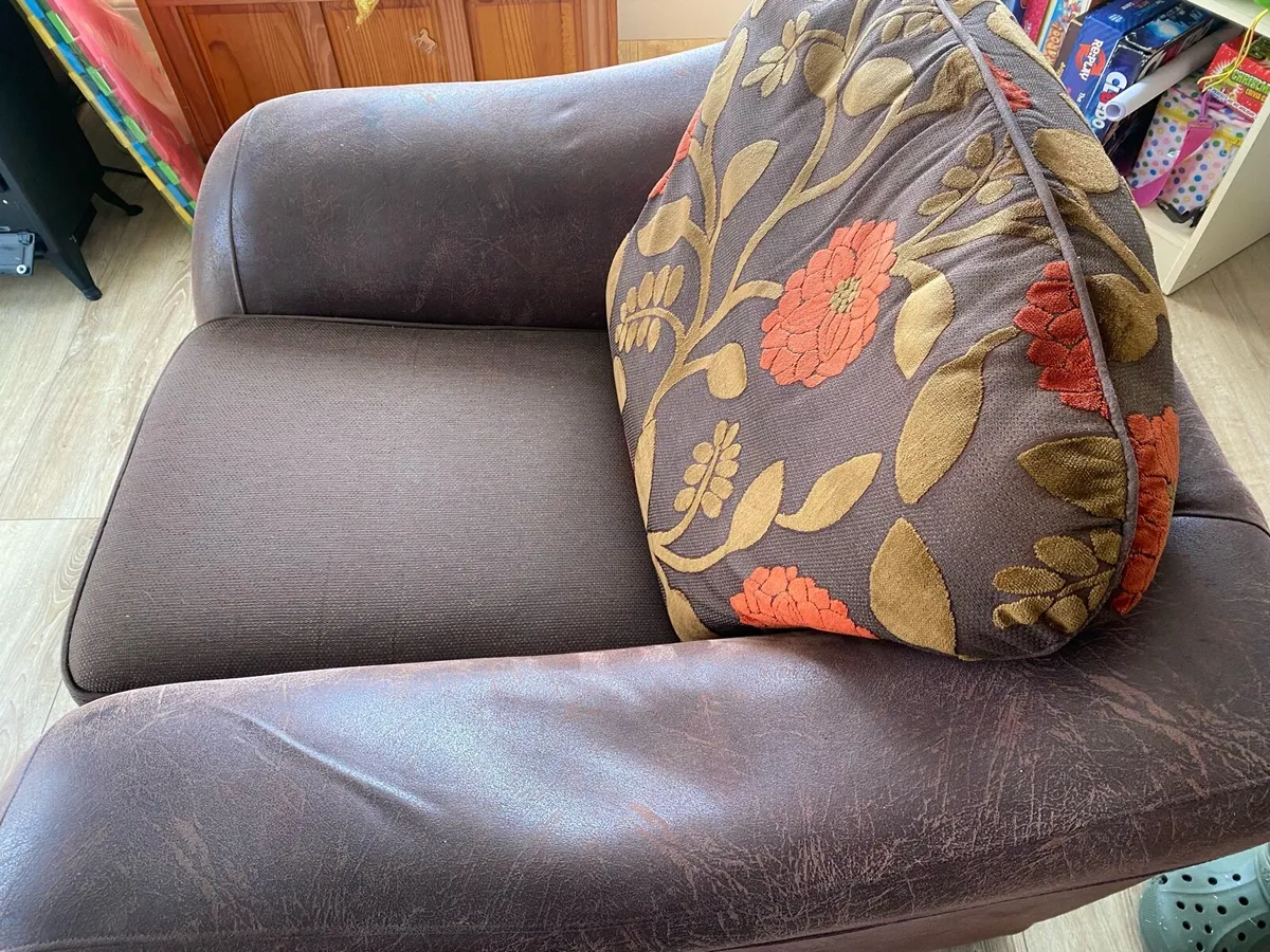 Couch & 1 seater - Image 4