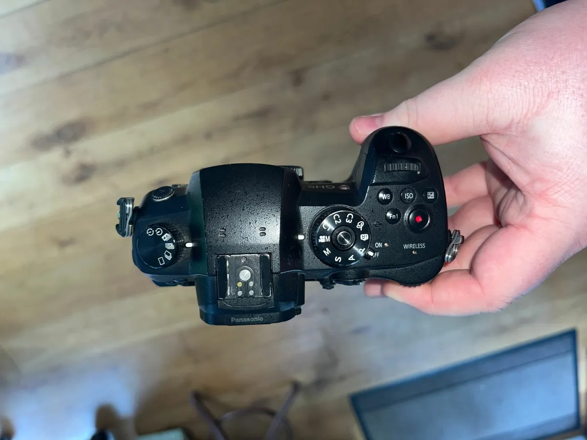 Panasonic Lumix DC-GH5 Mirrorless Camera - Image 4