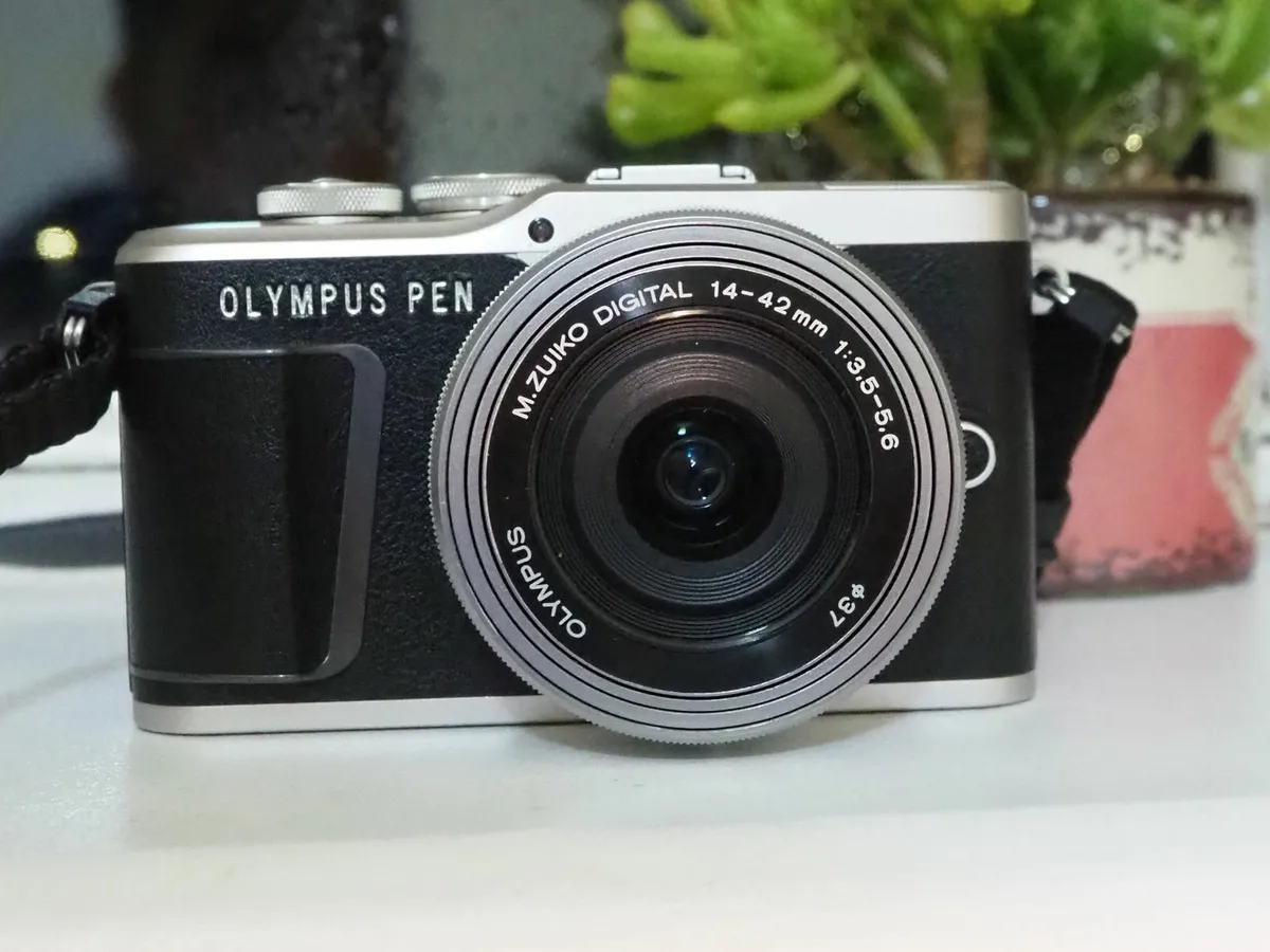 Olympus pen E-PL9 kit + 64GB SD card - Image 1