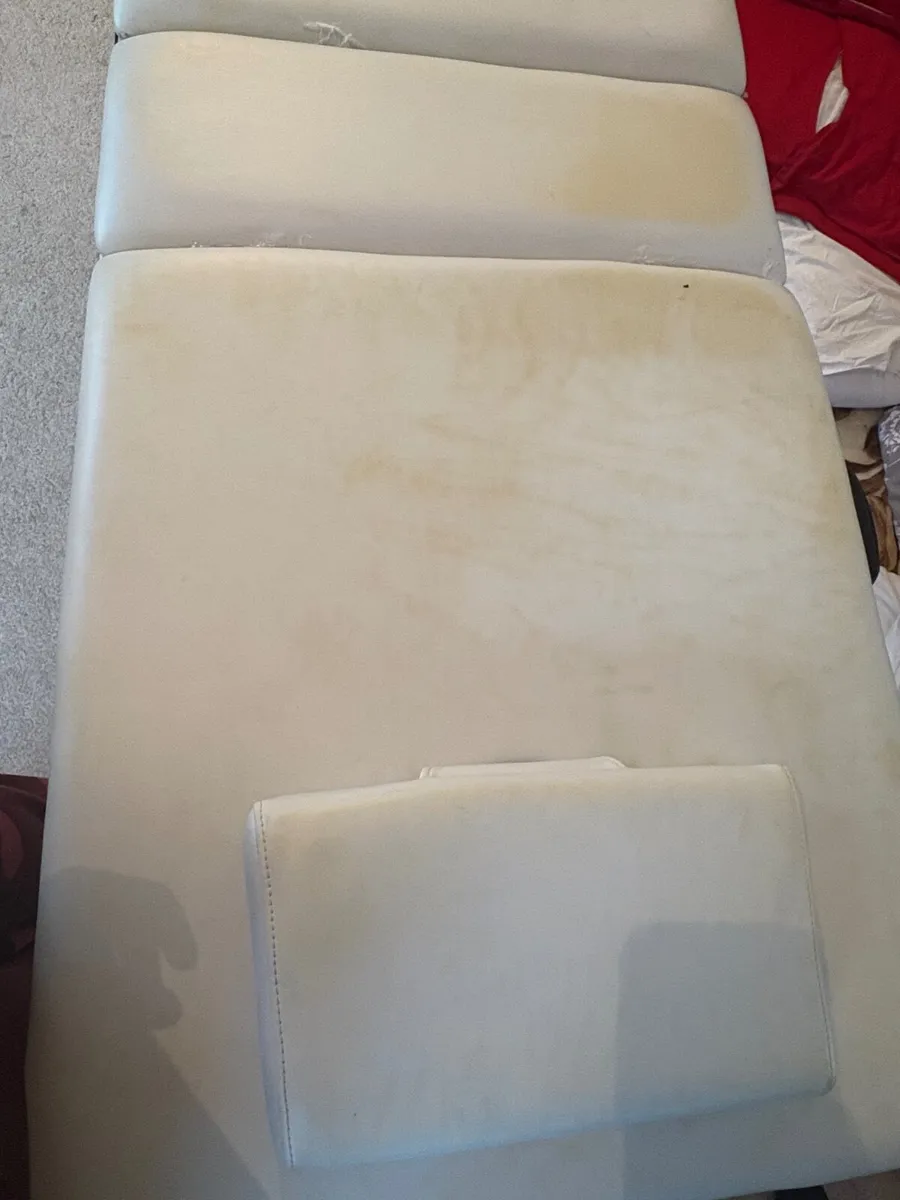 Massage table - Image 1