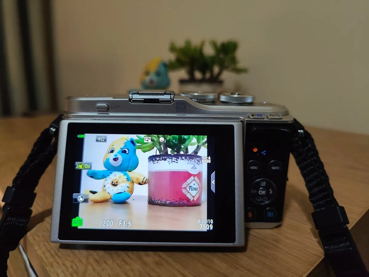 Olympus pen E-PL9 kit + 64GB SD card - Image 4