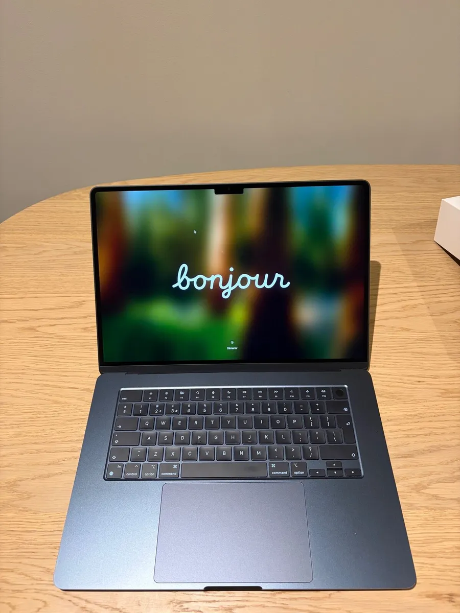 MacBook Air 15-inch M3 Midnight 8GB Ram 256gb ssd - Image 2