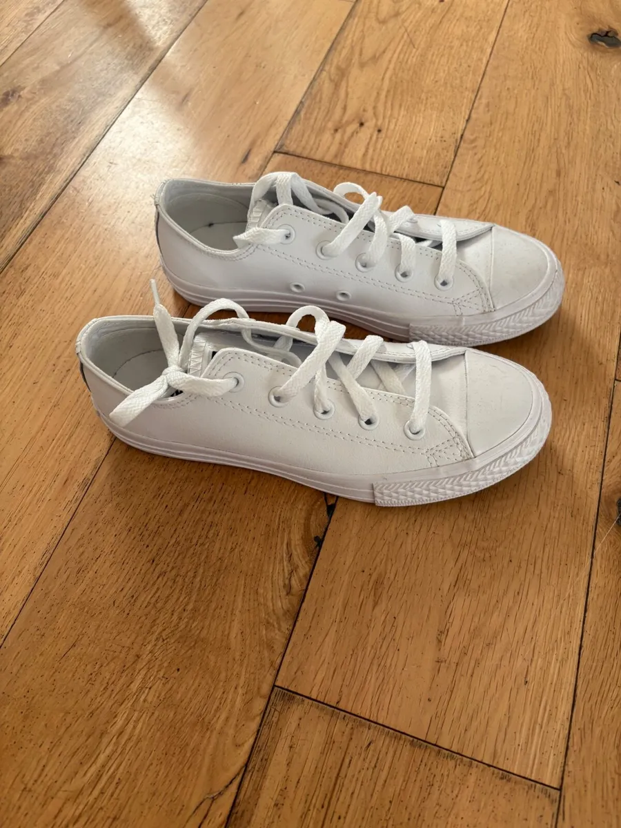 White Converse size UK 1 /EU33 - Image 1