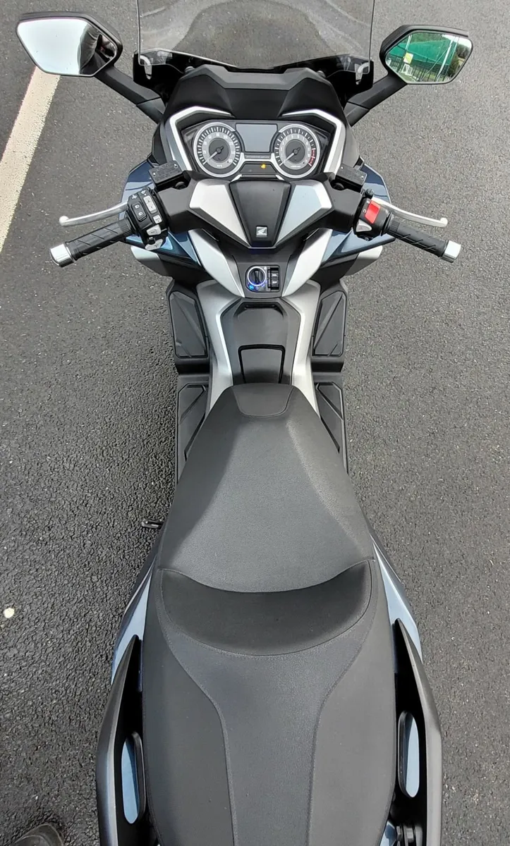 HONDA FORZA 300. EXCELLENT BIKE - Image 4