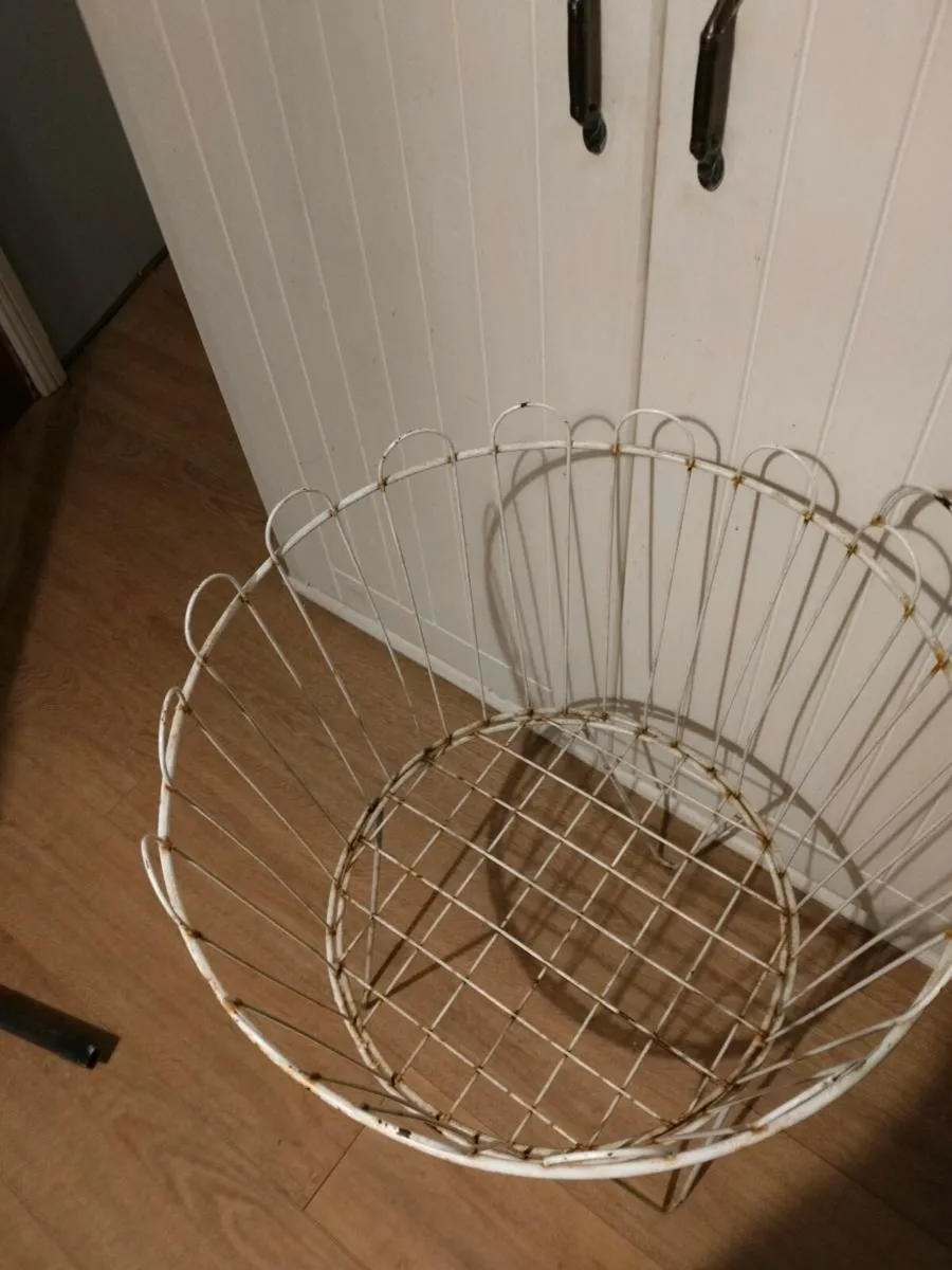 Circular Iron shop stand.some wear and tear, would - Image 3