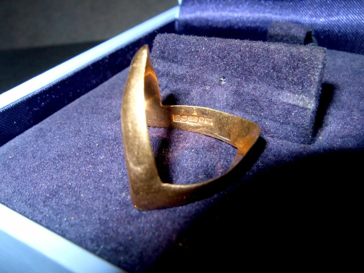 Vintage Hallmarked 9ct Gold Unisex Wishbone Ring - Image 2
