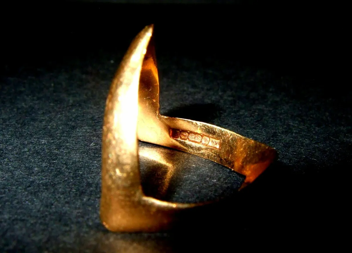 Vintage Hallmarked 9ct Gold Unisex Wishbone Ring - Image 3