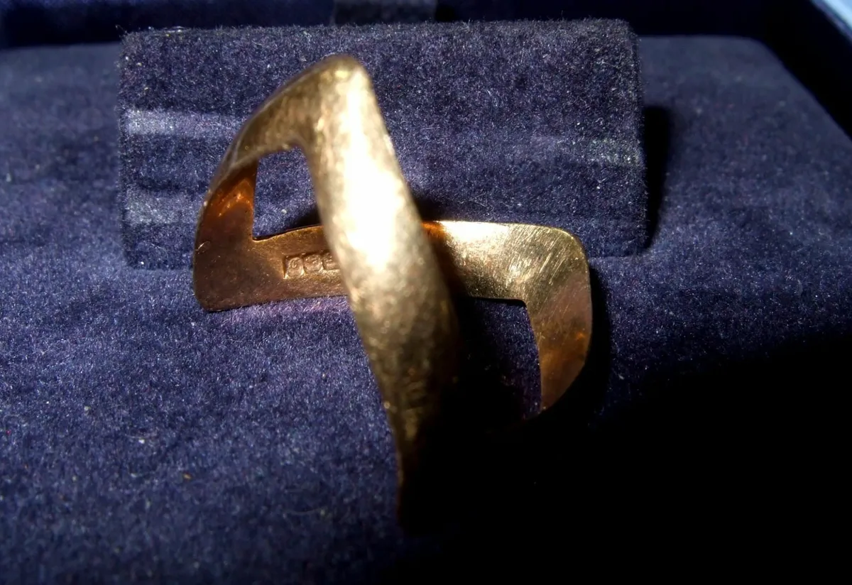 Vintage Hallmarked 9ct Gold Unisex Wishbone Ring - Image 4