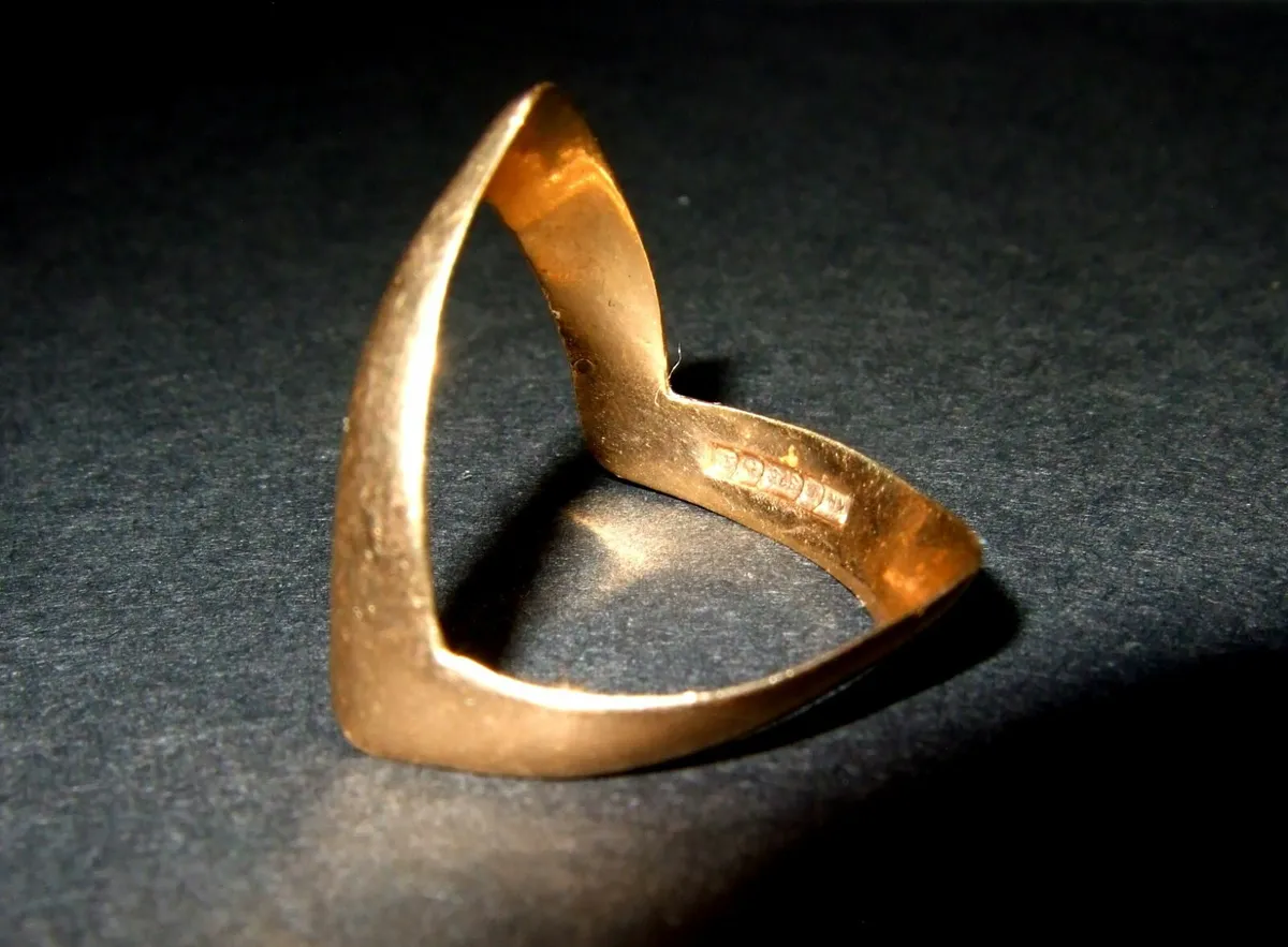 Vintage Hallmarked 9ct Gold Unisex Wishbone Ring - Image 1